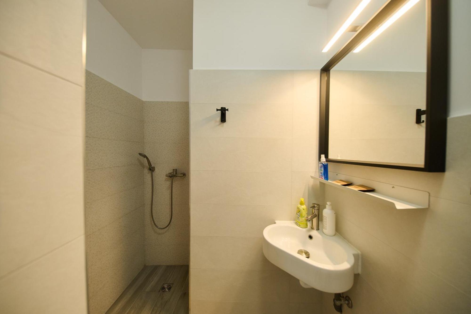 Central Old Town Oasis - Ap 9 Bukares Bagian luar foto